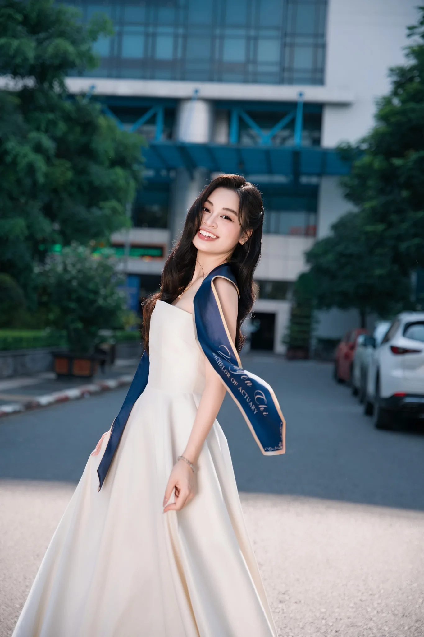 Nụ cười giữa khuôn viên